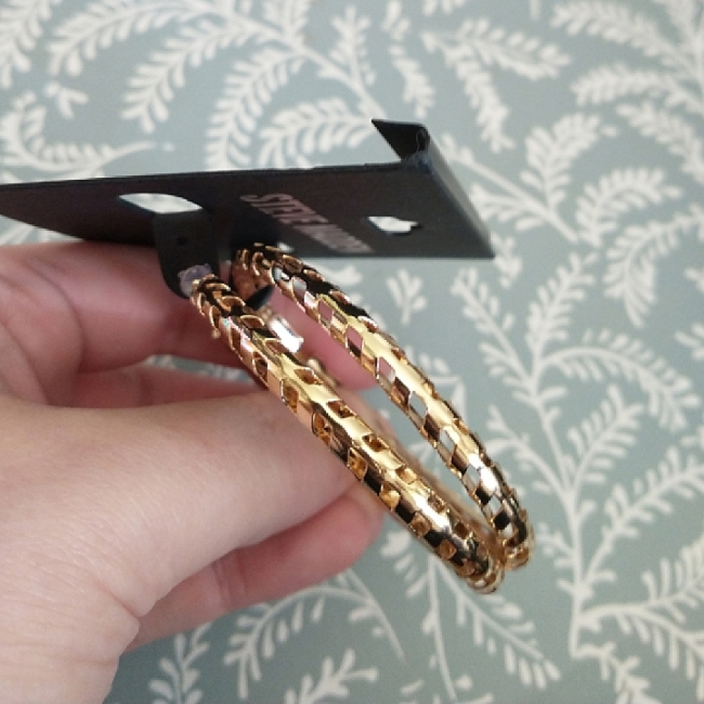NWT! STEVE MADDEN Gold Textured Hoop Earrings - Picture 7 of 11